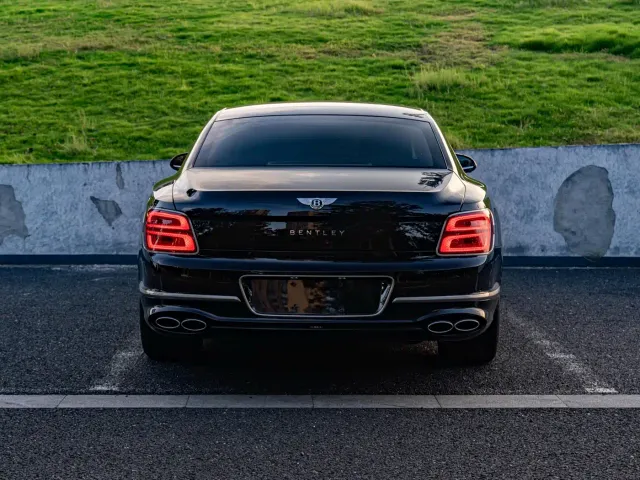 Bentley Flying Spur — Фото автомобиля 15