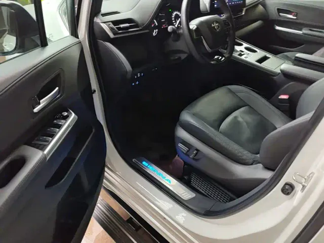 Toyota Sienna — Фото автомобиля 15