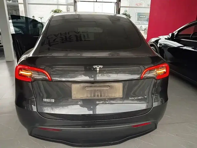 Tesla Model Y — Фото автомобиля 5