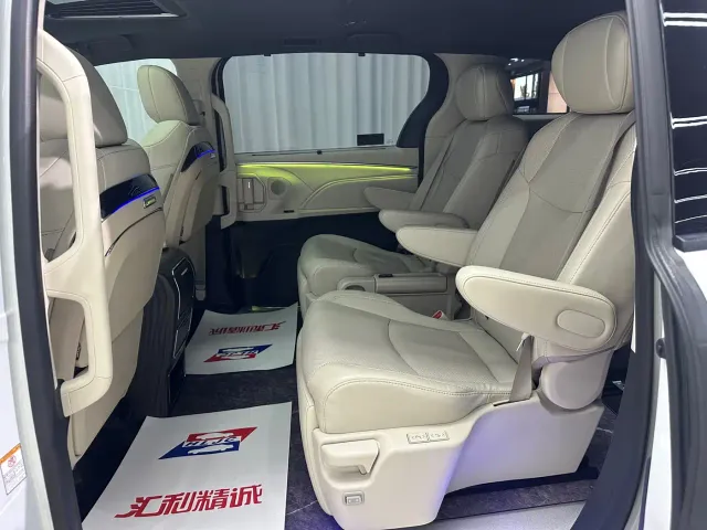 Toyota Sienna — Фото автомобиля 9