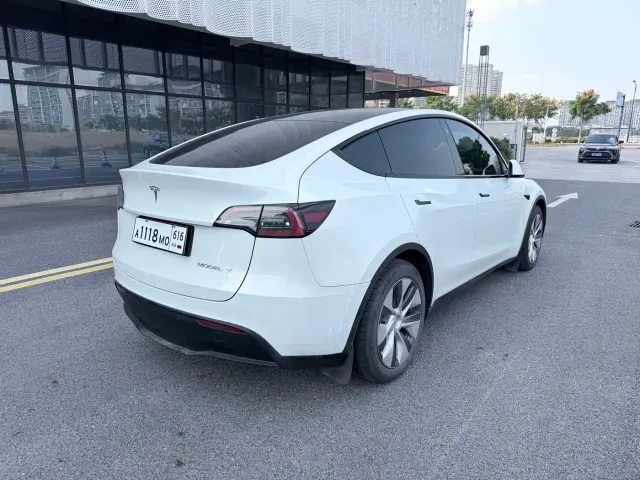 Tesla Model Y — Фото автомобиля 6