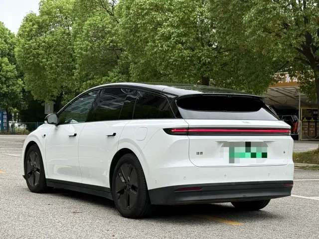 Li Auto i6 — Фото автомобиля 4