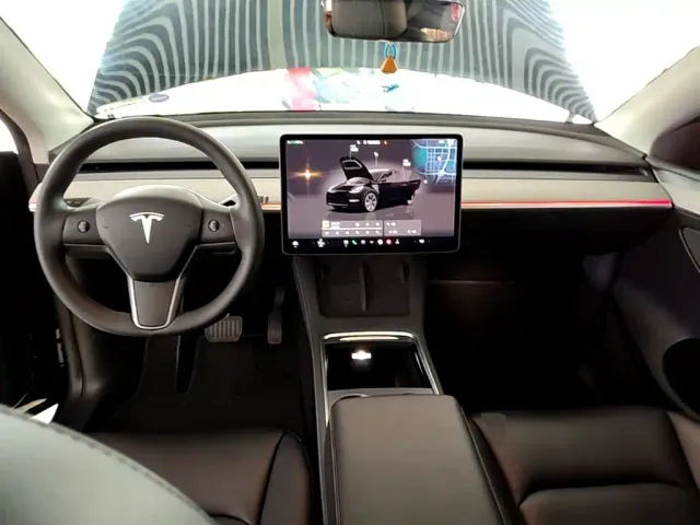 Tesla Model Y — Фото автомобиля 9