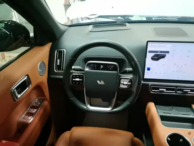 Li Auto L8 — Фото автомобиля 10