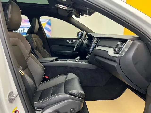 Volvo XC60 — Фото автомобиля 13