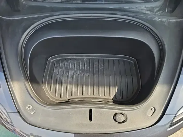 Tesla Model 3 — Фото автомобиля 10