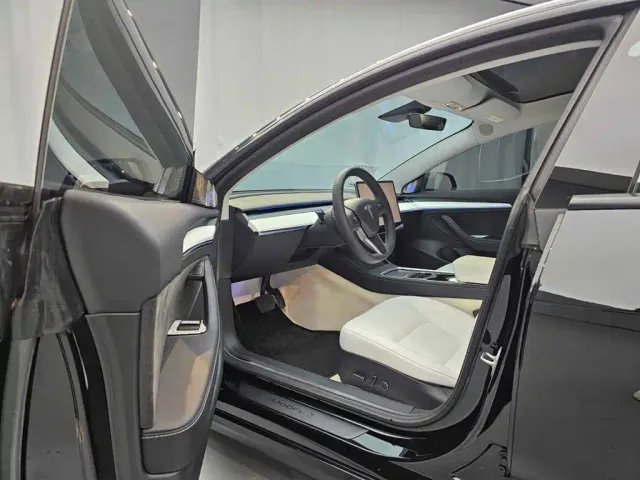 Tesla Model 3 — Фото автомобиля 20