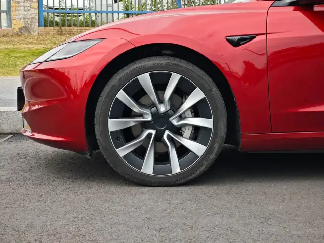 Tesla Model 3 — Фото автомобиля 17