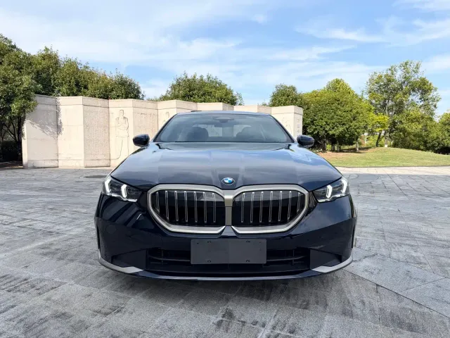 BMW 5 Series — Фото автомобиля 2