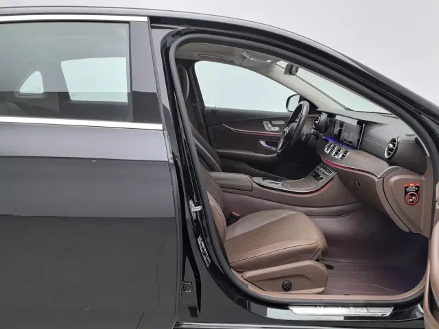 Mercedes-Benz E-Class — Фото автомобиля 23
