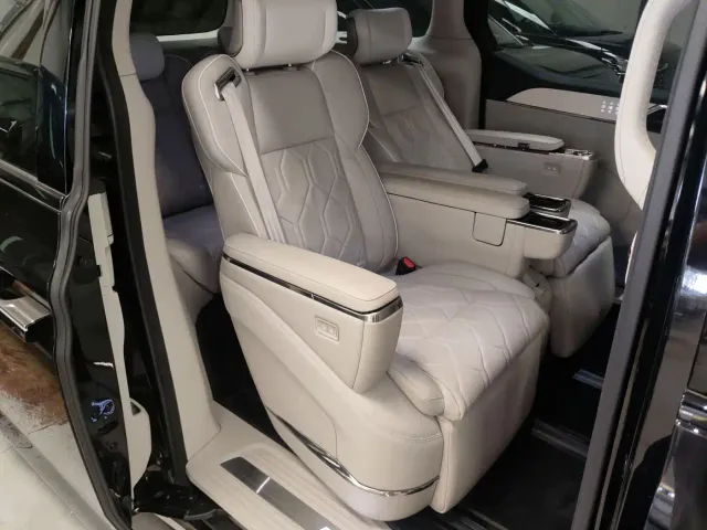 Volvo EM90 — Фото автомобиля 11
