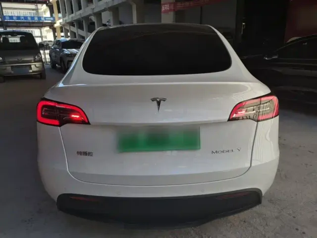 Tesla Model Y — Фото автомобиля 5