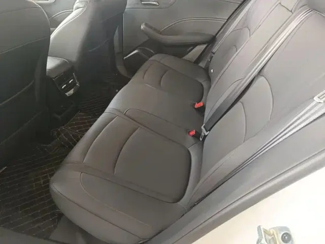 Roewe i5 — Фото автомобиля 16