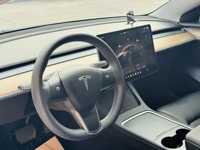 Tesla Model 3 — Фото автомобиля 9