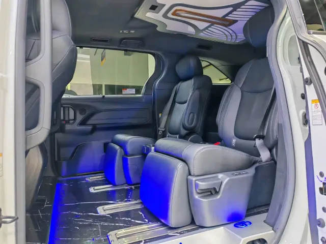 Toyota Sienna — Фото автомобиля 7
