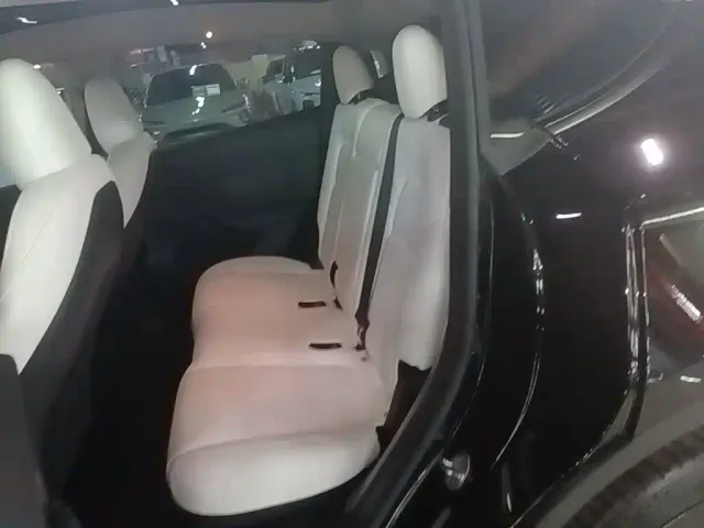 Tesla Model Y — Фото автомобиля 16