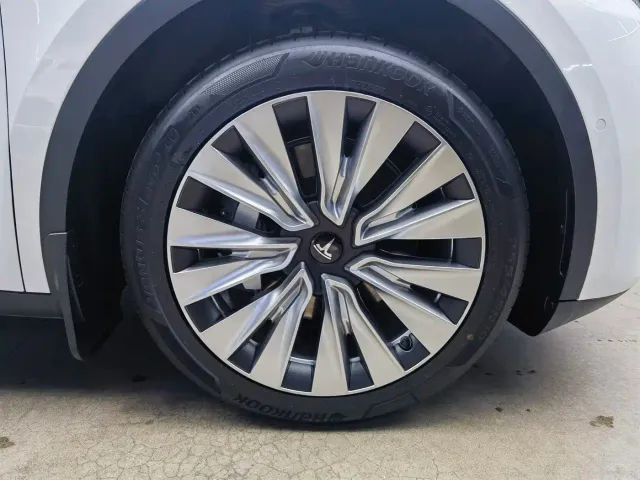 Tesla Model Y — Фото автомобиля 17