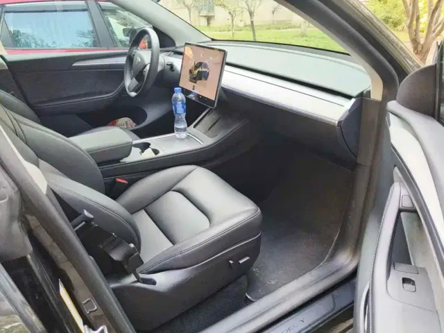 Tesla Model Y — Фото автомобиля 10