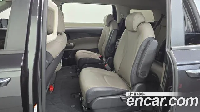 Kia Carnival Generation 4 — Фото автомобиля 11