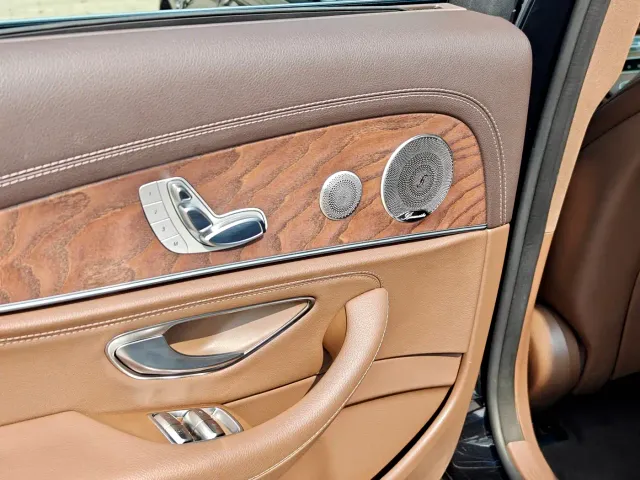 Mercedes-Benz E-Class — Фото автомобиля 16