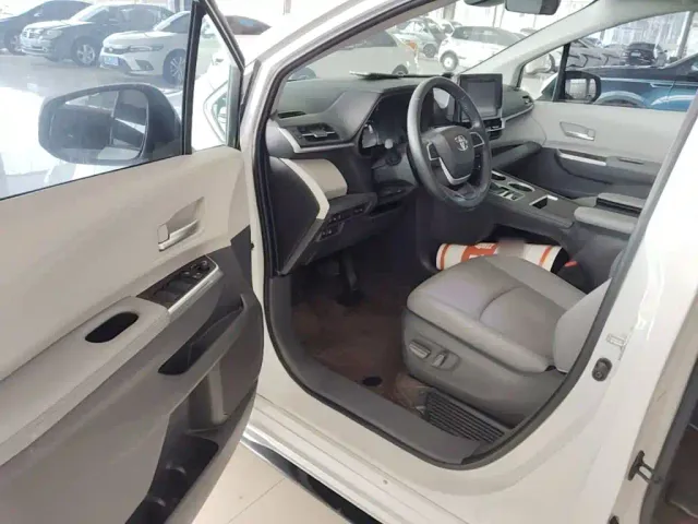 Toyota Toyota Sienna 2023 2.5L Hybrid Luxury Edition — Фото автомобиля 15