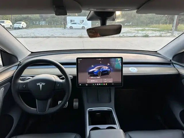 Tesla Model Y — Фото автомобиля 10