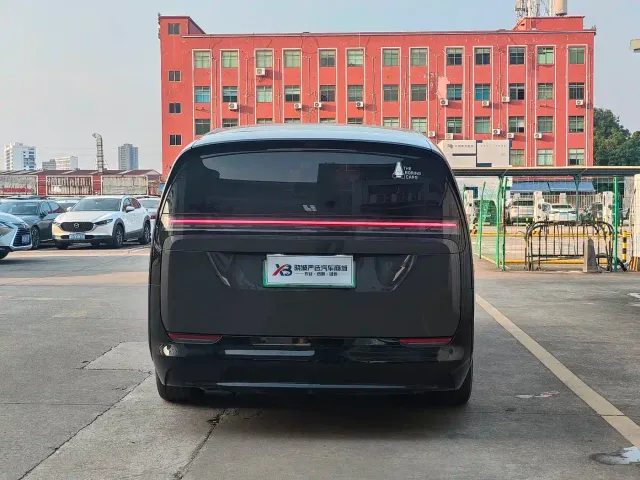 Li Auto MEGA — Фото автомобиля 6