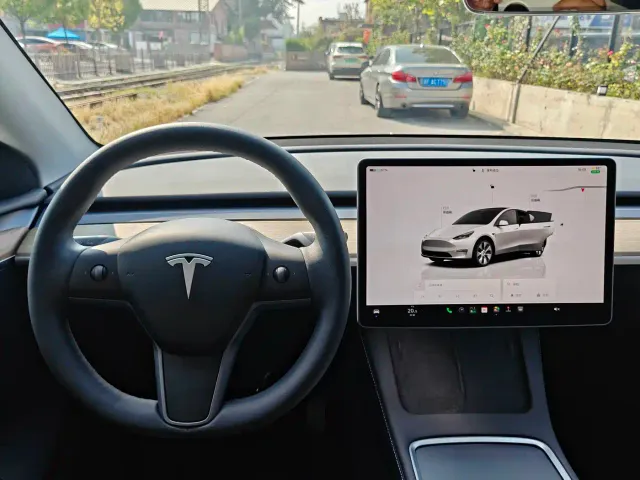 Tesla Model Y — Фото автомобиля 18