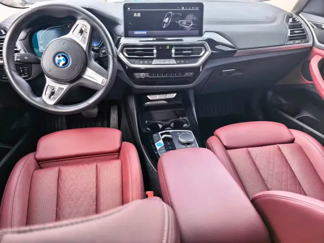 BMW iX3 — Фото автомобиля 9