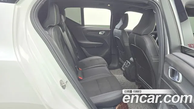 Вольво XC40 — Фото автомобиля 12