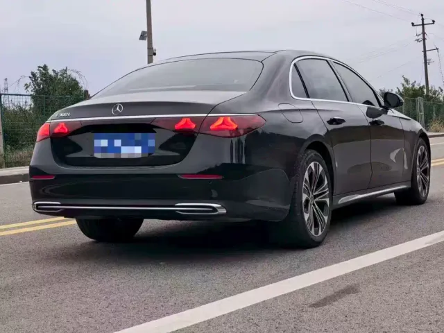 Mercedes-Benz E-Class — Фото автомобиля 3