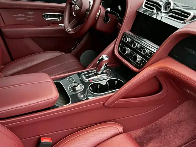 Bentley Bentayga — Фото автомобиля 3
