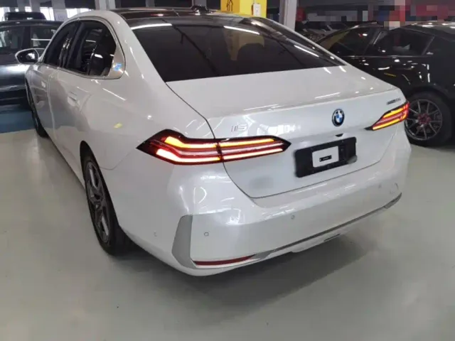 BMW i5 — Фото автомобиля 4