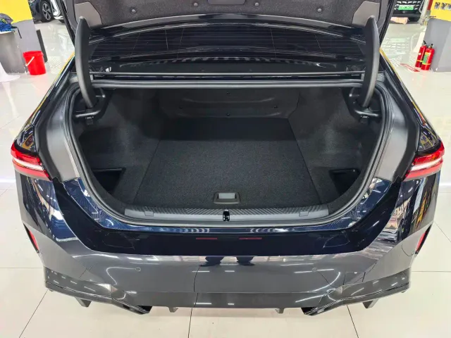 BMW i5 — Фото автомобиля 13