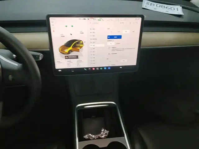 Tesla Model 3 — Фото автомобиля 12