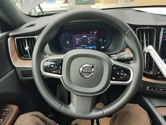 Volvo XC60 — Фото автомобиля 10