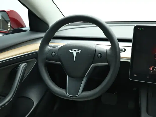 Tesla Model 3 — Фото автомобиля 17