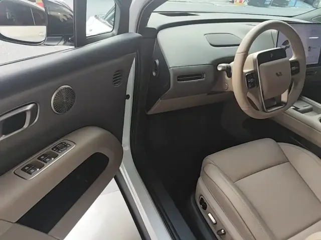 Li Auto Li Auto i6 2025 2WD Base Model — Фото автомобиля 15