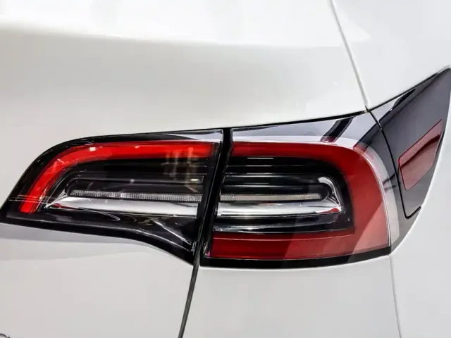 Tesla Model Y — Фото автомобиля 24