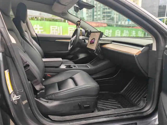 Tesla Model 3 — Фото автомобиля 22