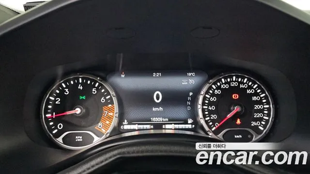 Jeep Renegade — Фото автомобиля 11