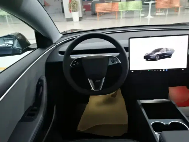 Tesla Model 3 — Фото автомобиля 10