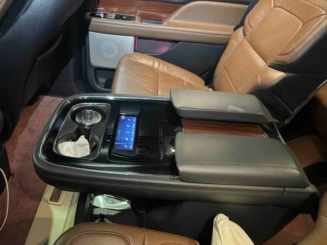 Lincoln Navigator — Фото автомобиля 10