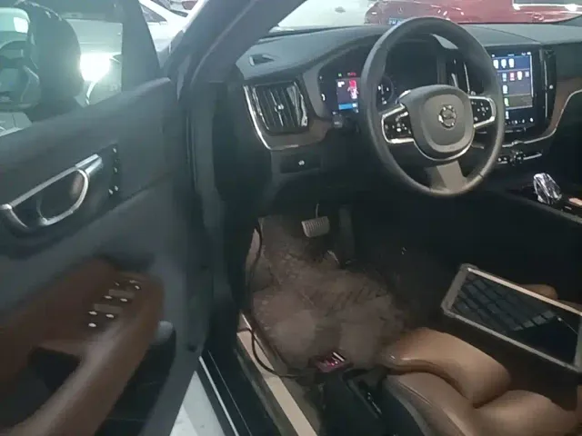 Volvo XC60 — Фото автомобиля 15