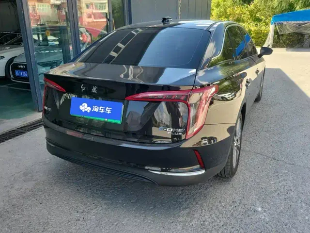 Hongqi E-QM5 — Фото автомобиля 3