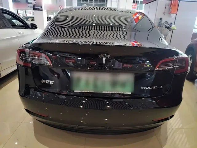 Tesla Model 3 — Фото автомобиля 5