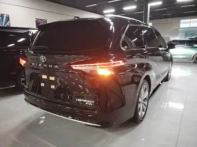 Toyota Sienna — Фото автомобиля 6