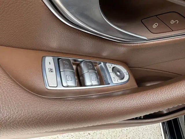 Mercedes-Benz E-Class — Фото автомобиля 12