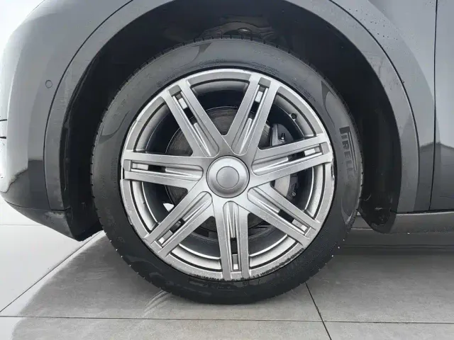 Tesla Model Y — Фото автомобиля 17