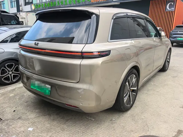 Li Auto L8 — Фото автомобиля 4